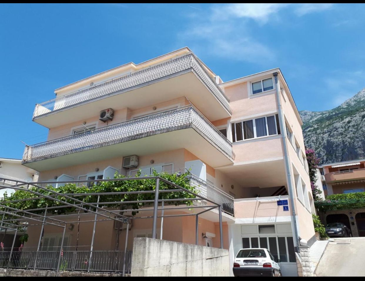 Exterior view of Apartments Veronika in Makarska